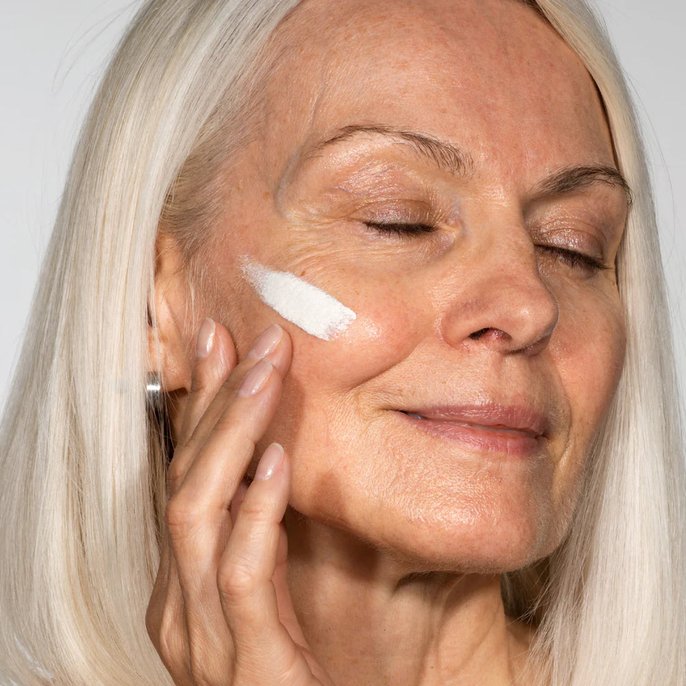Application de la crème blanche sur le visage